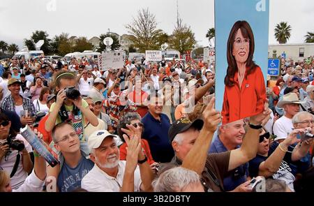 November 2009 - Brooksville, FL, USA - MAURICE RIVENBARK | Times. OT 315126 rive PALIN (24.11.2009, THE VILLAGES) Fans jubeln und hören zu, wie Sarah Palin mit ihnen spricht, bevor sie ein Buch signieren. Etwa 700 Menschen warteten im Barnes & Noble in den Dörfern, einige über Nacht, auf die Chance, Sarah Palin in ihr neues Buch Going Rogue unterschreiben zu lassen. [Maurice Rivenbark, Times] (Bild: © St. Petersburg Times/ZUMApress.com) Stockfoto
