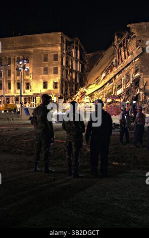 12. September 2001 - Arlington, VA, Vereinigte Staaten von Amerika - Such- und Rettungskräfte betrachten das zerfallene Äußere des Pentagons an der Absturzstelle des Flugzeuges nach Terroranschlägen vom 12. September 2001 in Arlington, VA. (Bild: © Jocelyn Augustino/Planet Pix via ZUMA Wire) Stockfoto