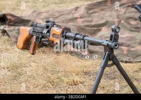Altes sowjetisches RPK-Maschinengewehr mit Stand Stockfoto