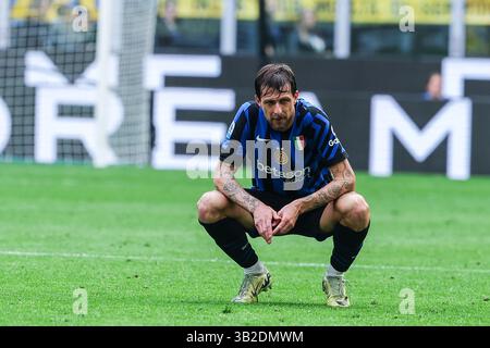 Mailand, Italien. April 2025. Francesco Acerbi vom FC Internazionale reagierte während des Fußballspiels der Serie A 2024/25 zwischen dem FC Internazionale und AS Roma im San Siro Stadium Credit: dpa/Alamy Live News Stockfoto
