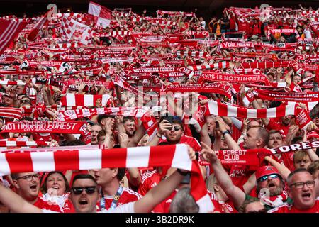 LONDON, Großbritannien - 27. April 2025: Fans des Nottingham Forest im Halbfinale des Emirates FA Cup zwischen Nottingham Forest FC und Manchester City FC im Wembley Stadium (Credit: Craig Mercer/ Alamy Live News) Stockfoto