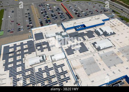 Einkaufszentrum mit Sonnenkollektoren auf dem Dach. Stockfoto