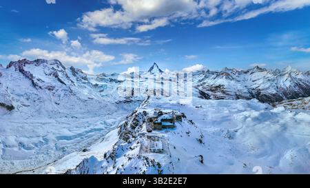 Luftdrohnenaufnahme von Matterhorn und schweizer alpen in Zermatt, Schweiz. Stockfoto