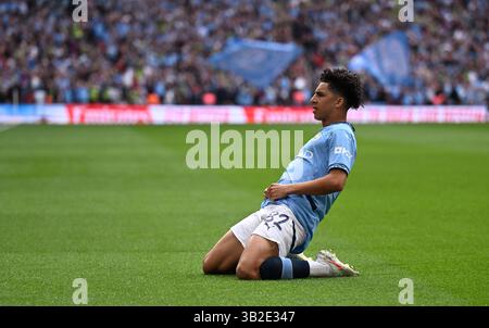 Wembley Stadium, London, Großbritannien. April 2025. FA Cup Halbfinale Fußball, Nottingham Forest gegen Manchester City; Rico Lewis aus Manchester City feiert sein Tor in der 3. Minute für 0-1 Credit: Action Plus Sports/Alamy Live News Stockfoto