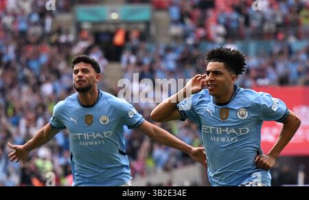 Wembley Stadium, London, Großbritannien. April 2025. FA Cup Halbfinale Fußball, Nottingham Forest gegen Manchester City; Rico Lewis aus Manchester City feiert sein Tor in der 3. Minute für 0-1 Credit: Action Plus Sports/Alamy Live News Stockfoto