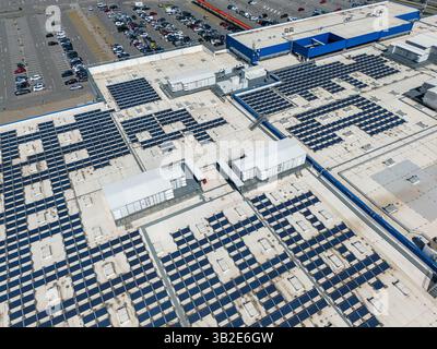 Einkaufszentrum mit Sonnenkollektoren auf dem Dach. Stockfoto