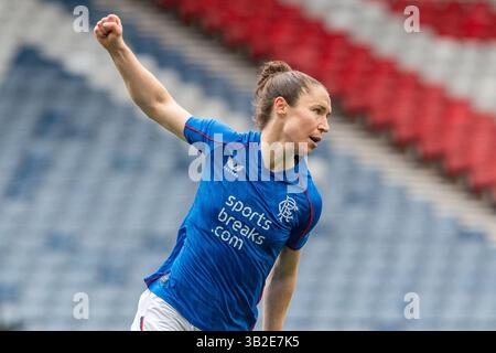 Glasgow, Schottland, Großbritannien. 27. April 2025, Glasgow, Großbritannien. Die Rangers spielten Aberdeen im SWFA Women's Scottish Cup im Hampden Park, Glasgow. Das Ergebnis war die Rangers 5:0 Aberdeen. Die Rangers spielen nun im Finale Glasgow City. Jane Ross (R13) rennt vor dem Tor von Aberdeen aus und feiert das vierte Tor der Rangers. Quelle: Findlay/Alamy Live News Stockfoto