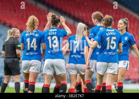 Glasgow, Schottland, Großbritannien. 27. April 2025, Glasgow, Großbritannien. Die Rangers spielten Aberdeen im SWFA Women's Scottish Cup im Hampden Park, Glasgow. Das Ergebnis war die Rangers 5:0 Aberdeen. Die Rangers spielen nun im Finale Glasgow City. Jane Ross (R13) feiert das 4. Tor der Rangers. Quelle: Findlay/Alamy Live News Stockfoto