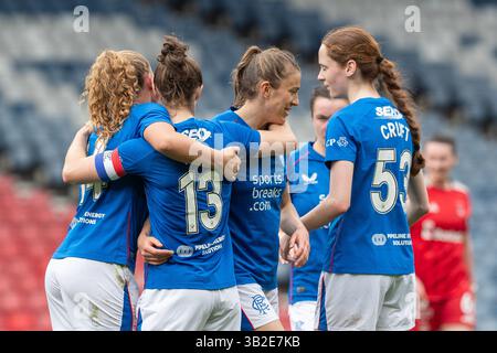 Glasgow, Schottland, Großbritannien. 27. April 2025, Glasgow, Großbritannien. Die Rangers spielten Aberdeen im SWFA Women's Scottish Cup im Hampden Park, Glasgow. Das Ergebnis war die Rangers 5:0 Aberdeen. Die Rangers spielen nun im Finale Glasgow City. Jane Ross (R13) feiert mit ihren Teamkollegen das 4. Tor der Rangers. Quelle: Findlay/Alamy Live News Stockfoto