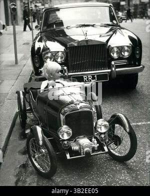 31. März 2012: Der D. Maynell Superscale Blower Bentley 1929: 1929 ein Spuperspielzeug, das von Dad und einem fünfjährigen Kind gefahren werden kann, wurde heute in London auf den Markt gebracht. Er wurde im Maßstab drei Siebtel entworfen und ist knapp halb so groß wie der berühmte „Blower“, der 1930 in Le Mans lief. Der ursprüngliche „Blower“ findet immer noch bei Rallyes und Rennen für Veteranen und Oldtimer statt. Dieser spezielle Bentley wurde wegen des Kompressors, der vor dem Kühler montiert war, als „Gebläse“ bezeichnet. Angetrieben von einem Elektromotor, Batterieleistung Stockfoto