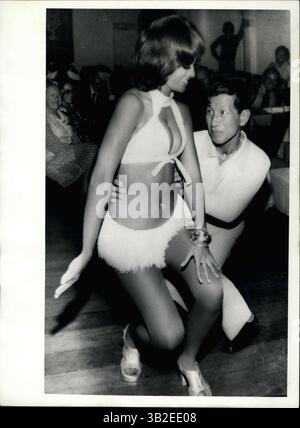 31. März 2012: Hiroo Onoda lernt Samba in Brasilien: Lt. Onoda, ein japanischer Nachzügler aus dem Zweiten Weltkrieg, der sich weigerte, sich zu ergeben, bis er den Befehl seines Vorgesetzten Offiziers erhielt, und 29 Jahre lang im Dschungel der Insel Lubang auf den Philippinen hielt, sagt, er könne nicht in Japan leben. Auf seiner aktuellen Reise nach Brasilien lernte er das Samba-Land kennen. (Bild: © Keystone Pictures USA/ZUMAPRESS.com) Stockfoto