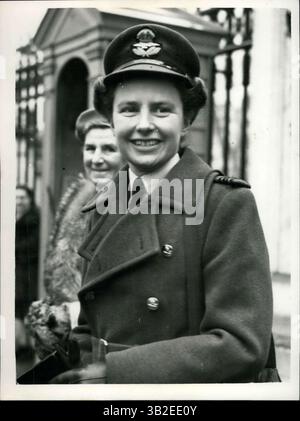 31. März 2012: Investitur Im Buckingham Palace. W.R.A.F. Offizier erhält M.B.E.: Foto zeigt Flug Lieut M. Hunter vom W.R.A.F. mit ihrem M.B.E., nachdem er heute Nachmittag an der Investitur im Buckingham Palace teilgenommen hat. (Bild: © Keystone Pictures USA/ZUMAPRESS.com) Stockfoto