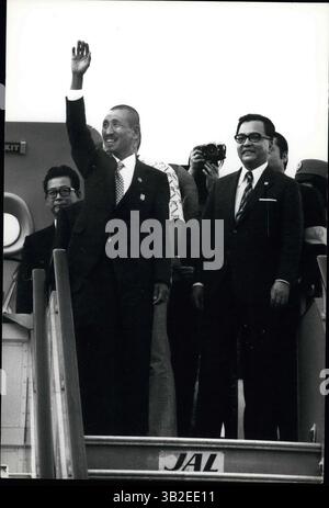 31. März 2012 - Japanisch und Itnat. Naturen von den Philippinen nach 29 Jahren im Dschungel. Hiroo onoda winkt der jubelnden Menge zu, als er das Flugzeug verlässt, um seinen Vater und seine Mutter am Flughafen Tokio zu treffen, nachdem er aus Manila auf den Philippinen geflogen ist. (Bild: © Keystone Pictures USA/ZUMAPRESS.com) Stockfoto