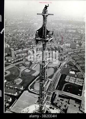31. März 2012 - der Fernsehturm von Frankfurt/West-Germay ist die höchste Baustelle Westeuropas.: Bis ins äußerste geschoben hatte dieser Zeitgenossen seinen Sitzplatz in der Höhe von 331 m. Absolut Freiformschwindel muss er sein, wenn er zusammen mit seinen Kollegen die 36 m hohe Entenna auf der höchsten Baustelle in Westeuropa montieren will. Als Make-up bekam der Turm eine Plastikabdeckung. Der Fernsehturm von Frankfurt/Westdeutschland (unser Bild), der ohne Antenne die große Höhe von 295 m hat und die größte Turmkanzel der Welt trägt, steht kurz vor der Fertigstellung. (Kreditbild: © Keystone Stockfoto