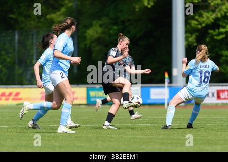 Aschheim, Deutschland. April 2025. Aschheim, 27. April 2025: Celina Senftl (11 FC Bayern München II) mit dem Ball und Karla Engels (16 SG 99 Andernach) während des 2. Frauen-Bundesliga-Spiel zwischen dem FC Bayern München II und der SG 99 Andernach im Sportpark Aschheim. (Sven Beyrich/SPP) Credit: SPP Sport Press Photo. /Alamy Live News Stockfoto