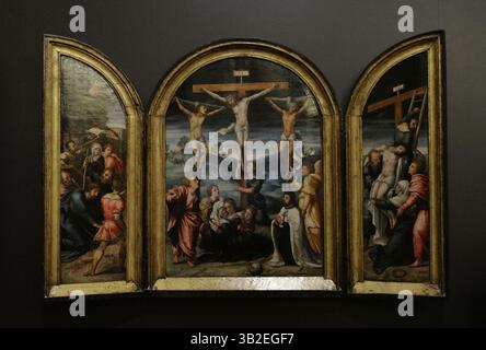Passion Triptychon des Ritters des Santiago-Ordens. Die drei Tafeln stellen Episoden der Passion dar: Eine der drei Fälle Christi auf der Straße nach Kalvaria (links), die Kreuzigung (Mitte) und die Abstieg vom Kreuz (rechts). Die Mitteltafel zeigt den Stifter oder beauftragten des Kunstwerkes, einen knienden Ritter, gekleidet in der Gewohnheit des Santiago-Ordens, präsentiert vom Erzengel St. Gabriel. Anonymer flämischer Maler des zweiten Drittels des 16. Jahrhunderts. Höhe: 75 cm, Breite: 114,5 cm. Antwerpen, Belgien. Nationales Archäologisches Museum. Madrid. Spanien. Stockfoto