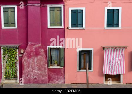 Farbenfrohe pinkfarbene und magentafarbene Hausfassaden in Burano Italien Stockfoto