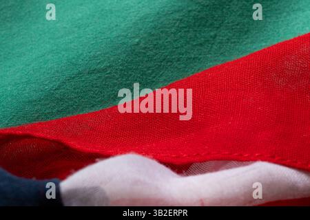 Roter und grüner Stoff in Nahaufnahme mit Textur, Hintergrund Stockfoto