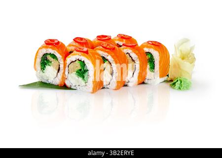 Frisch zubereitete philadelphia-Uamaki-Sushi-Brötchen werden auf weißem Hintergrund präsentiert, mit lebhaften Farben und präziser Anordnung Stockfoto