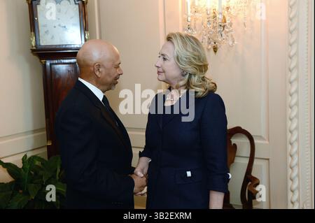 20. Januar 2016 - Akte - Eine US-Untersuchung über E-Mails und Server von H. Clinton geht weiter in Bezug auf den tödlichen Angriff von 2012 auf das US-Konsulat in Bengasi, Libyen. Der Obama-Regierung wurde vorgeworfen, ihre Antwort falsch zu handhaben. Vier Amerikaner, darunter Botschafter Christopher Stevens, starben bei dem Angriff islamistischer Militanten. Der 13-Stunden-Film von M. Bay basiert auf den Ereignissen vom 12. September 2012. Ein Internetfilm „die Unschuld der Muslime“ löste im Nahen Osten Unruhen aus, die zu Gewalt in der Türkei und Ägypten beitrugen. Abbildung: 12. September 2012 – Washington, DC, USA – US-Staatssekretär Stockfoto