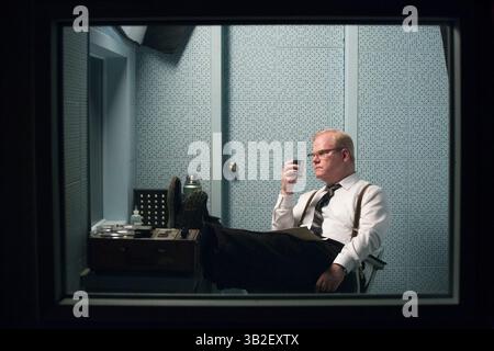 ERSCHEINUNGSDATUM: 16. Oktober 2015TITLE: Experimenter STUDIO: Magnolia Pictures REGISSEUR: Michael Almereyda PLOT: Im Jahr 1961 führte der berühmte Sozialpsychologe Stanley Milgram eine Reihe radikaler Verhaltensexperimente durch, die die Bereitschaft gewöhnlicher Menschen, Autorität zu gehorchen, testeten. BILD: Jim Gaffigan als James McDonough (Credit Image: © Magnolia Pictures/Entertainment Pictures/ZUMAPRESS.com) Stockfoto