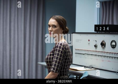 ERSCHEINUNGSDATUM: 16. Oktober 2015TITLE: Experimenter STUDIO: Magnolia Pictures REGISSEUR: Michael Almereyda PLOT: Im Jahr 1961 führte der berühmte Sozialpsychologe Stanley Milgram eine Reihe radikaler Verhaltensexperimente durch, die die Bereitschaft gewöhnlicher Menschen, Autorität zu gehorchen, testen. ABBILDUNG: WINONA RYDER als Sasha Menkin Milgram (Credit Image: © Magnolia Pictures/Entertainment Pictures/ZUMAPRESS.com) Stockfoto