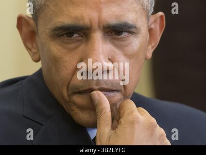 19. Januar 2016 - Washington, District of Columbia, Vereinigte Staaten von Amerika - Präsident Barack Obama hört zu, wie Premierminister Malcolm Turnbull von Australien vor einem Treffen im Oval Office im Weißen Haus in Washington, D.C. am 19. Januar 2016 vor den Medien spricht. . Quelle: Kevin Dietsch / Pool über CNP (Bild: © Kevin Dietsch/CNP via ZUMA Wire) Stockfoto