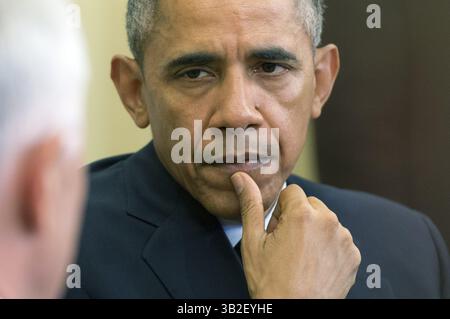 19. Januar 2016 - Washington, District of Columbia, Vereinigte Staaten von Amerika - US-Präsident Barack Obama hört zu, wie Premierminister Malcolm Turnbull von Australien vor einem Treffen im Oval Office im Weißen Haus in Washington, D.C. am 19. Januar 2016 vor den Medien spricht. Credit: Kevin Dietsch / Pool via CNP (Credit Image: © Kevin Dietsch/CNP via ZUMA Wire) Stockfoto