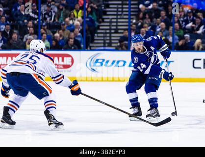 19. Januar 2016: Der rechte Flügel von Tampa Bay Lightning Ryan Callahan (24) macht den Pass, bevor der Verteidiger Darnell Nurse (25) von Edmonton Oilers in der 1. Periode des Spiels zwischen den Edmonton Oilers und den Tampa Bay Lightning in der Amalie Arena in Tampa, FL, ankommt. Credit Image: Del Mecum CSM (Credit Image: © Del Mecum/CSM via ZUMA Wire) Stockfoto