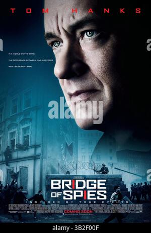 ERSCHEINUNGSDATUM: 16. Oktober 2015TITLE: Bridge of Spies STUDIO: Voltage Pictures REGISSEUR: Steven Spielberg PLOT: Während des Kalten Krieges wird ein amerikanischer Anwalt rekrutiert, um einen verhafteten sowjetischen Spion vor Gericht zu verteidigen und dann der CIA zu helfen, den Austausch des Spions gegen den sowjetisch gefangenen amerikanischen U2-Spion-Piloten Francis Gary Powers zu ermöglichen ZUMAPRESS.com. Stockfoto