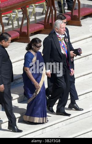 Rom, Italien. April 2025. Draupadi Murmu nimmt an der Beerdigung von Papst Franziskus auf dem Petersplatz Teil. Quelle: SOPA Images Limited/Alamy Live News Stockfoto