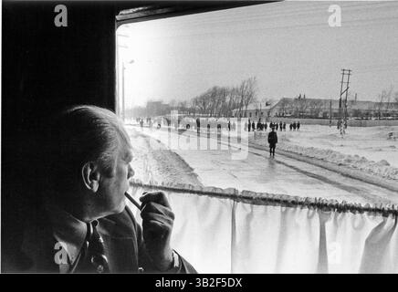 10. November 2004: Wladiwostok, Union der Sozialistischen Sowjetrepubliken (UdSSR), sieht US-Präsident Gerald R. Ford von seinem Fenster aus die sowjetische Landschaft bei seiner Ankunft in Wladiwostok, Union der Sozialistischen Sowjetrepubliken (UdSSR), zu Gesprächen mit sowjetischen Führern am 23. November 1974. Eine kleine Gruppe sowjetischer Helfer und Truppen war am Bahnhof, um Präsident Fords Zug zu treffen. Obligatorisches Credit: David Hume Kennerly / Weißes Haus via CNP (Bild: © David Hume Kennerly/CNP via ZUMA Wire) Stockfoto