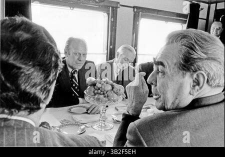 10. November 2004 - Wladiwostok, Union der Sozialistischen Sowjetrepubliken - mit Hilfe eines Dolmetschers beginnen links der Präsident der Vereinigten Staaten Gerald R. Ford und der Generalsekretär der Sozialistischen Sowjetrepubliken (UdSSR) Leonid Breschnew ihre privaten Gespräche im Zug nach der Ankunft des Präsidenten in Wladiwostok, UdSSR am 23. November 1974. Neben Ford steht der US-Botschafter bei der UdSSR Walter Stoessel. Bei diesen ersten Gesprächen wurden viele Themen diskutiert, und die beiden Staats- und Regierungschefs konnten sich miteinander vertraut machen. Die späteren Treffen im Rahmen des zweitägigen Besuchs betreffen Stockfoto