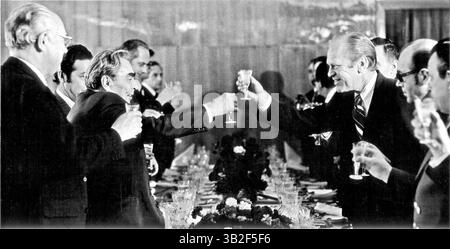10. November 2004: Wladiwostok, Union der Sozialistischen Sowjetrepubliken – US-Präsident Gerald R. Ford, rechts, und der Generalsekretär der Sozialistischen Sowjetrepubliken (UdSSR) Leonid Breschnew, links, stoßen auf ihr letztes Abendessen am 24. November 1974 in Wladiwostok, UdSSR an. Sie trafen sich, um die Fortschritte bei den Strategic Arms Limitation Talks (S.A.L.T.) zu erörtern. Obligatorischer Kredit: David Hume Kennerly / Weißes Haus über CNP (Credit Image: © David Hume Kennerly/CNP via ZUMA Wire) Stockfoto