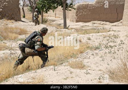 2. Juni 2014: Karezak, Kandahar, Afghanistan: Afghanische Nationalarmee, Soldat der 3. Sondereinsätze Kandak während einer Räumungsoperation am 2. Juni 2014 in Karezak, Bezirk Maiwand, Provinz Kandahar, Afghanistan. (Bild: © SPC Sara Wakai/Planet Pix via ZUMA Wire) Stockfoto