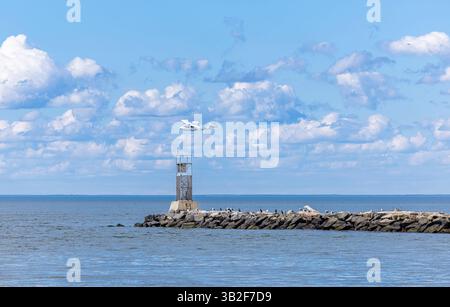Einmotoriges Flugzeug, das in der Nähe von Gosmans in montauk, ny, fliegt Stockfoto