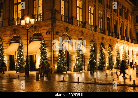 Urban Holiday Pracht – dekorierte Fassade im festlichen Paris Stockfoto