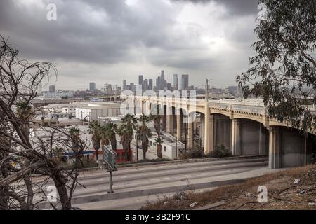 15. November 2013 – Los Angeles, Kalifornien, USA – die 6th Street Bridge erstreckt sich über den Hollywood Freeway und den Los Angeles River von einem mit Bürsten bedeckten Hügel aus in Richtung der Skyline von Los Angeles. (Bild: © Fred Hoerr/ZUMA Wire/ZUMAPRESS.com) Stockfoto