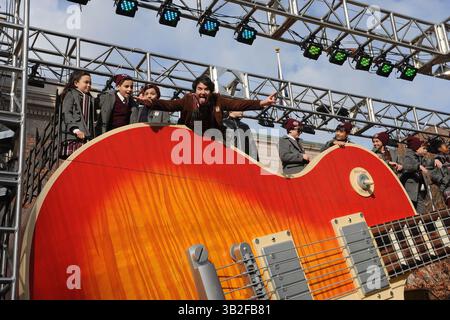 26. November 2015 - New York, NY, USA - 26. November 2015 New York City..School of Rock Broadway Besetzung bei der 89. Jährlichen Macy's Thanksgiving Day Parade am 26. November 2015 in New York City...Credit: Kristin Callahan/ACE Pictures. Tel.: (646) 769 0430.E-Mail: info@acepixs.com.web: (Bild: © Callahan/Ace Pictures via ZUMA Press) Stockfoto