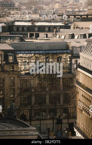 Urban Rooftop Rhythm – dynamische Straßenszene der Pariser Architektur Stockfoto