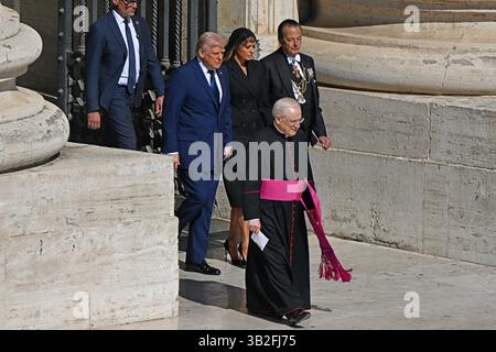 VATIKANSTADT, VATIKAN - 26. APRIL: VATIKANSTADT, VATIKAN - 26. APRIL.US-Präsident Donald Trump und US First Lady Melania Trump die Trauermesse des Heiligen Vaters Papst Franziskus in Vatikanstadt, Staat Vatikan, am 26. April 2025. Stockfoto