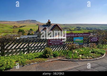 UK, North Yorkshire, Yorkshire Dales, Horton-in-Ribblesdale Bahnhof mit Pen-y-Ghent in der Ferne. Stockfoto