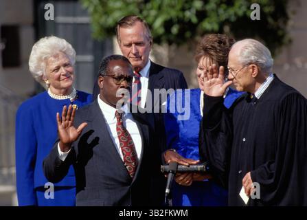6. April 2014: Washington, District of Columbia, Vereinigte Staaten von Amerika - Washington, DC. 10.-18. 1991.Richter Clarence Thomas, nominiert für Associate Justice am Obersten Gerichtshof der Vereinigten Staaten, wird von Richter Bryon White im Weißen Haus Rose Garden vereidigt, als seine Frau Virginia und Präsident H.W. Bush und Barbara Bush sich ansehen. . Abbildung: Mark Reinstein (Bild: © Mark Reinstein via ZUMA Wire) Stockfoto