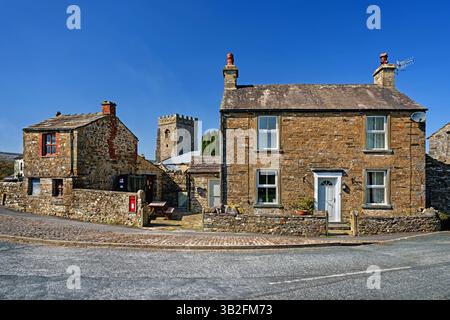UK, North Yorkshire, Yorkshire Dales, Horton-in-Ribblesdale, St Oswald's Church und Rose Cottage. Stockfoto