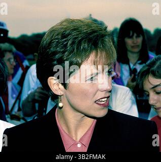 3. April 2015: Washington, District of Columbia, Vereinigte Staaten von Amerika - Washington, D.C. 4-30-1993.Katherine Couric sendete die Today Show live vom Washingotn Monument Grounds. Katherine Anne ''Katie'' Couric January ist eine US-amerikanische Journalistin und Autorin. Sie ist derzeit Yahoo Global News Anchor. Couric war Fernsehmoderator bei allen großen drei Fernsehsendern in den Vereinigten Staaten. Sie arbeitete von 1989 bis 2006 für NBC News, von 2006 bis 2011 für CBS News und von 2011 bis 2014 für ABC News. Zusätzlich zu ihren Rollen im Fernsehen moderierte sie Katie, einen gemeinsamen Tagesvortrag Stockfoto