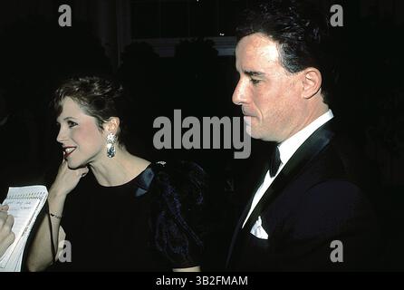 3. April 2015: Washington, District of Columbia, Vereinigte Staaten von Amerika - Washington, DC. 2.-20-1991. Katherine Couric und ihr Mann Jay Monahan kommen im Weißen Haus an, um an einem Staatsessen zu Ehren von Königin MargretheIIof Dänemark teilzunehmen. Katherine Anne ''Katie'' Couric January ist eine amerikanische Journalistin und Autorin. Sie ist derzeit Yahoo Global News Anchor. Couric war Fernsehmoderator bei allen großen drei Fernsehsendern in den Vereinigten Staaten. Sie arbeitete von 1989 bis 2006 für NBC News, von 2006 bis 2011 für CBS News und von 2011 bis 2014 für ABC News. Zusätzlich zu ihren Fernsehnachrichten r Stockfoto