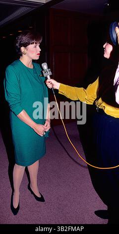 3. April 2015 – Washington, District of Columbia, Vereinigte Staaten von Amerika – Washington, DC. 1991. Katherine Couric wird von „ET“ interviewt. Katherine Anne ''Katie'' Couric January ist eine US-amerikanische Journalistin und Autorin. Sie ist derzeit Yahoo Global News Anchor. Couric war Fernsehmoderator bei allen großen drei Fernsehsendern in den Vereinigten Staaten. Sie arbeitete von 1989 bis 2006 für NBC News, von 2006 bis 2011 für CBS News und von 2011 bis 2014 für ABC News. Zusätzlich zu ihren Fernsehrollen moderierte sie Katie, eine syndizierte Talkshow, die von Disney-ABC Domestic Television f produziert wurde Stockfoto