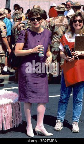 3. April 2015: Washington, District of Columbia, Vereinigte Staaten von Amerika - Washington, DC. 4.-6. 1991. Katherine Couric bei der Kirschblütenparade in washington DC. Katherine Anne ''Katie'' Couric January ist eine US-amerikanische Journalistin und Autorin. Sie ist derzeit Yahoo Global News Anchor. Couric war Fernsehmoderator bei allen großen drei Fernsehsendern in den Vereinigten Staaten. Sie arbeitete von 1989 bis 2006 für NBC News, von 2006 bis 2011 für CBS News und von 2011 bis 2014 für ABC News. Zusätzlich zu ihren Rollen im Fernsehen moderierte sie Katie, eine syndizierte Talkshow, die von Disney produziert wurde Stockfoto