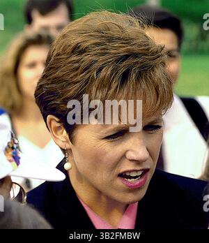 3. April 2015: Washington, District of Columbia, Vereinigte Staaten von Amerika - Washington, D.C. 4-30-1993.Katherine Couric sendete die Today Show live vom Washingotn Monument Grounds. Katherine Anne ''Katie'' Couric January ist eine US-amerikanische Journalistin und Autorin. Sie ist derzeit Yahoo Global News Anchor. Couric war Fernsehmoderator bei allen großen drei Fernsehsendern in den Vereinigten Staaten. Sie arbeitete von 1989 bis 2006 für NBC News, von 2006 bis 2011 für CBS News und von 2011 bis 2014 für ABC News. Zusätzlich zu ihren Rollen im Fernsehen moderierte sie Katie, einen gemeinsamen Tagesvortrag Stockfoto