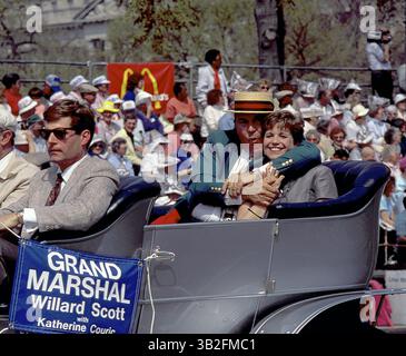 3. April 2015: Washington, District of Columbia, Vereinigte Staaten von Amerika - Washington, DC. 4.-6. 1991. Katherine Couric bei der Kirschblütenparade in washington DC. Sie und Willard Scott als Grand Marshalls der Parade. Katherine Anne „Katie“ Couric January ist eine US-amerikanische Journalistin und Autorin. Sie ist derzeit Yahoo Global News Anchor. Couric war Fernsehmoderator bei allen großen drei Fernsehsendern in den Vereinigten Staaten. Sie arbeitete von 1989 bis 2006 für NBC News, von 2006 bis 2011 für CBS News und von 2011 bis 2014 für ABC News. Neben ihren Fernsehrollen moderiert sie auch Stockfoto